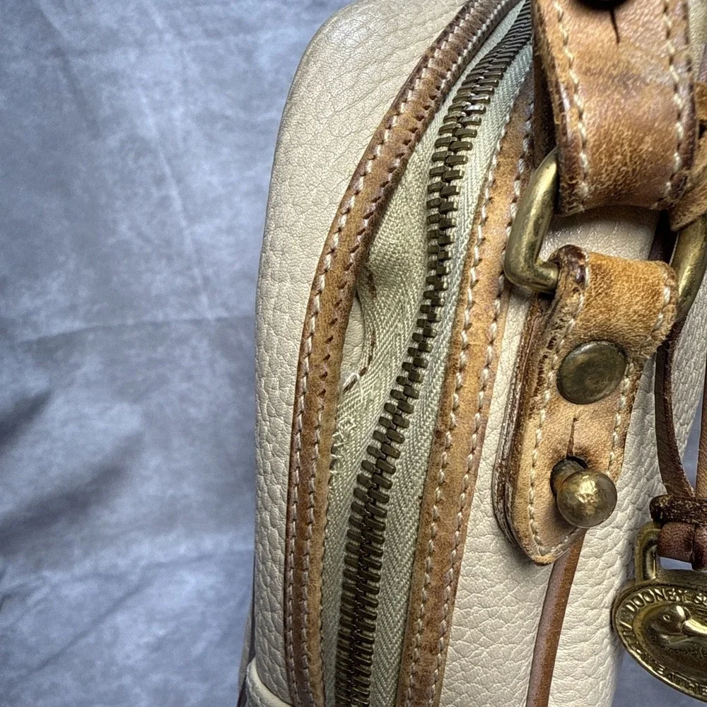 Vintage Dooney & Bourke Cream/Ivory AWL Leather Crossbody Shoulder Bag *READ*